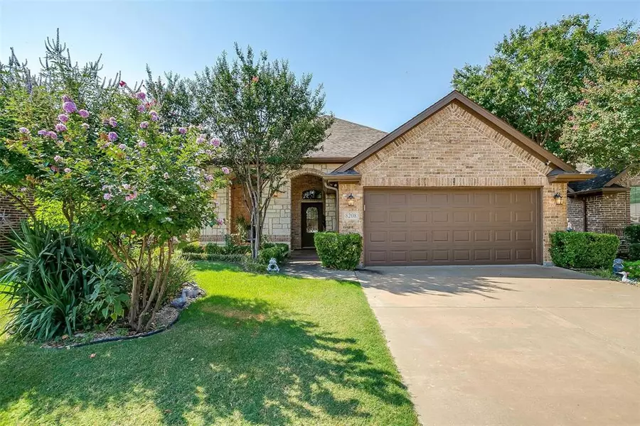 8208 Fall Crest Drive, Fort Worth, TX 76053