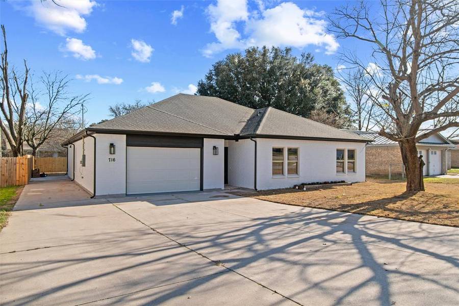 716 James Street, Azle, TX 76020