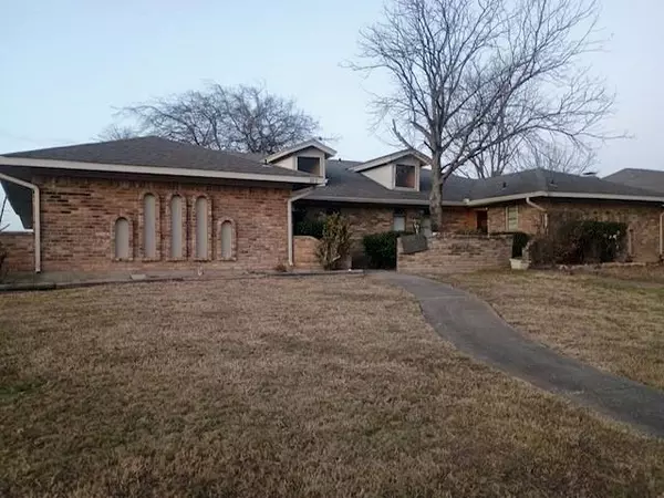 1013 Hunters Creek Drive, Desoto, TX 75115