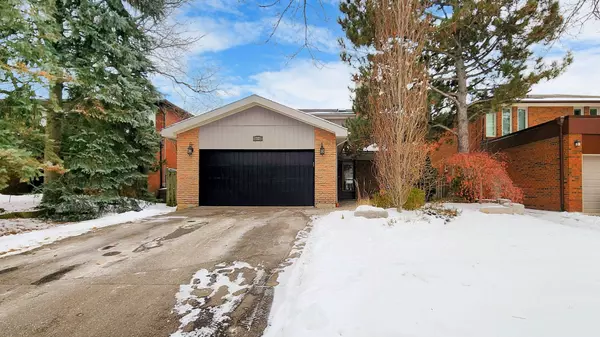 52 Leacock CRES, Toronto C13, ON M3B 1P1