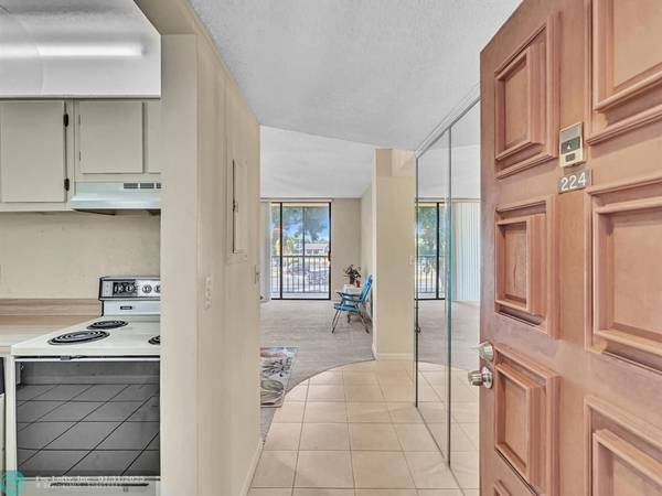 Delray Beach, FL 33484,5250 Las Verdes Cir  #224