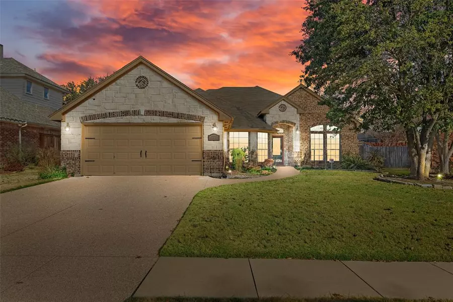 10712 Greenview Court, Benbrook, TX 76126