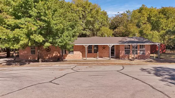 204 W Jacksboro Street, Chico, TX 76431