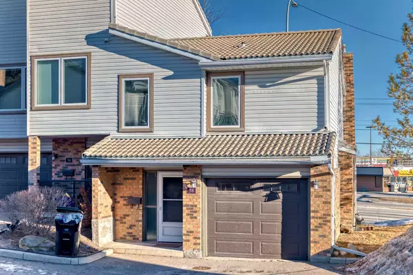 58 Coachway GDNS SW, Calgary, AB T3H 2V9