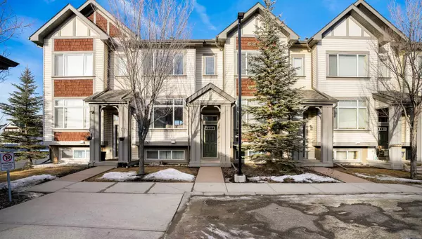 71 Copperpond Close Southeast, Calgary, AB T2Z 0X1