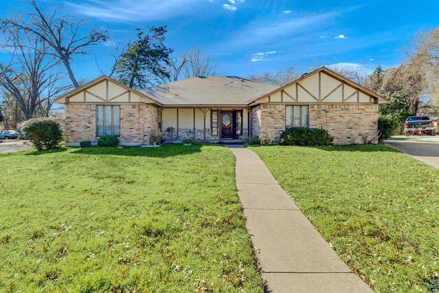 218 Clubbrook Circle, Desoto, TX 75115