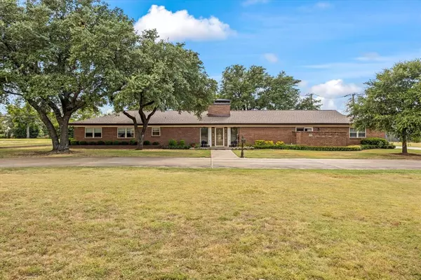 702 S Nolan River Road, Cleburne, TX 76033