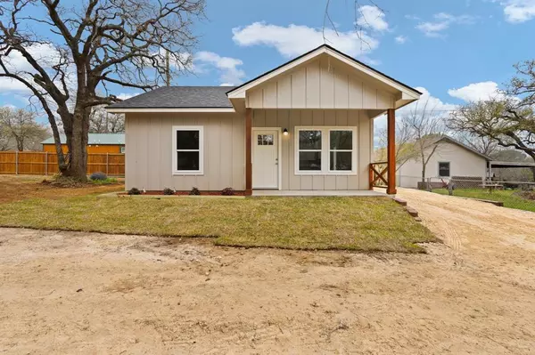 103 Red Oak Street, Alvarado, TX 76009