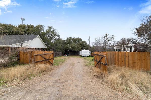 612 Longhorn Trail, Granbury, TX 76049