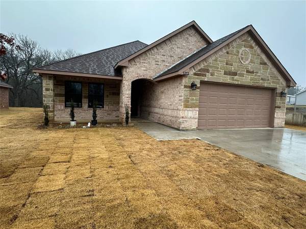 1213 S Brazos Avenue, Cleburne, TX 76033