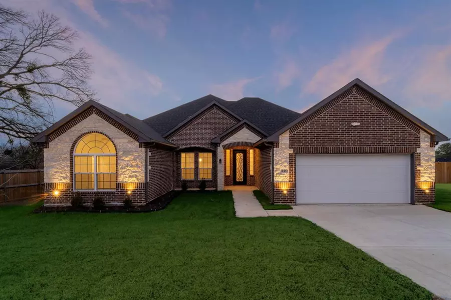 310 Oakwood Drive, Euless, TX 76040