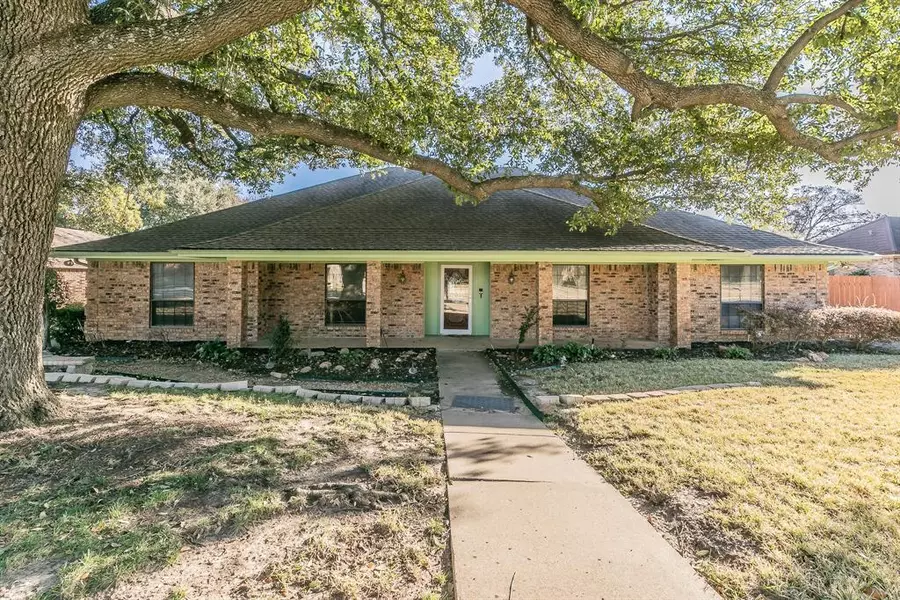 1716 Hampton Court, Bedford, TX 76021