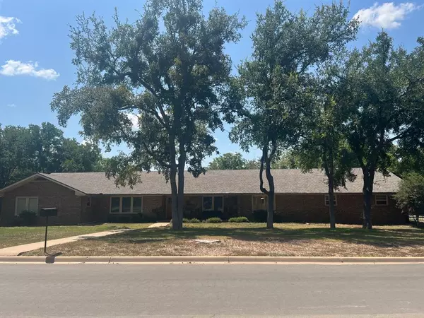 1002 Normandy Drive, Graham, TX 76450