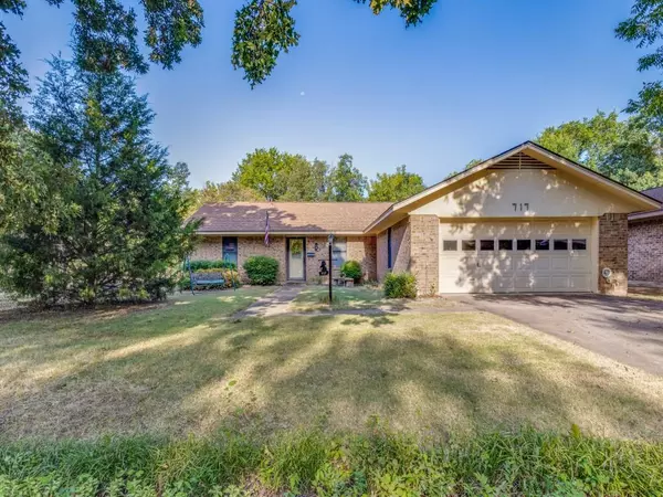 717 Lynn, Bonham, TX 75418