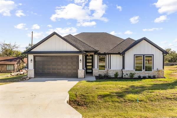 1621 S Chisholm Trail, Granbury, TX 76048