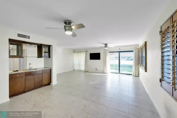 North Palm Beach, FL 33408,374 Golfview Rd  #106