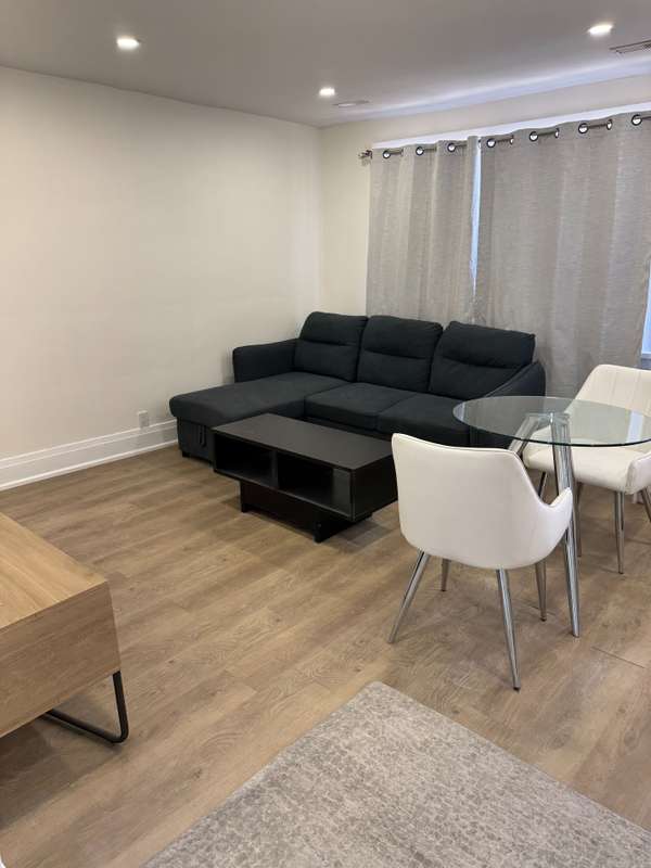 Mississauga, ON L5G 1H3,283 Lakeshore RD #Apt #1