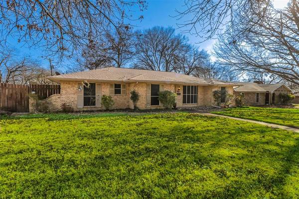 908 Oakbluff Drive, Lancaster, TX 75146