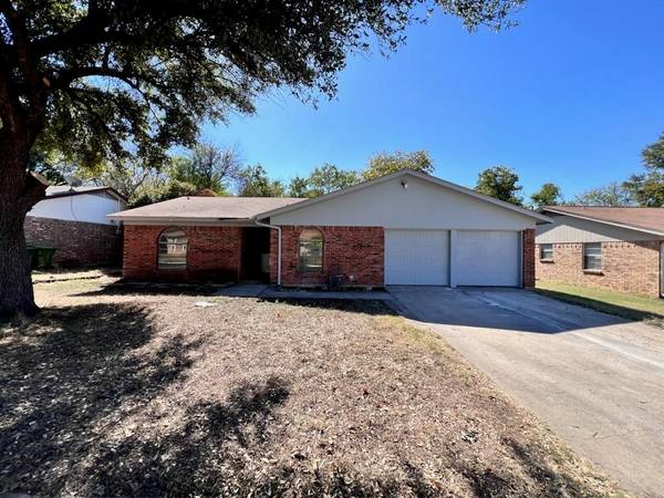 6016 Hillcrest Drive, Watauga, TX 76148