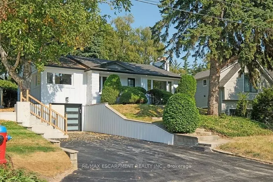 Oakville, ON L6K 1B2,214 Lakewood DR