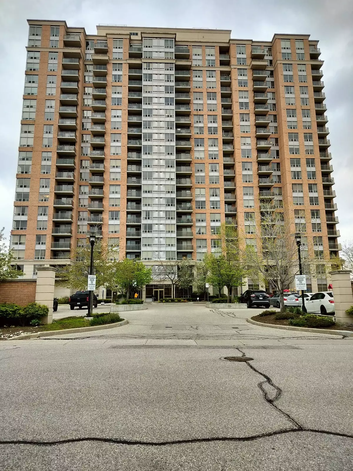 Mississauga, ON L5R 4G9,55 Strathaven DR #713