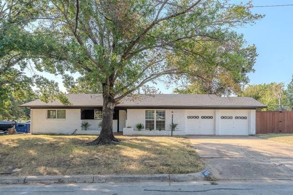 6716 Monterrey Drive,  Fort Worth,  TX 76112