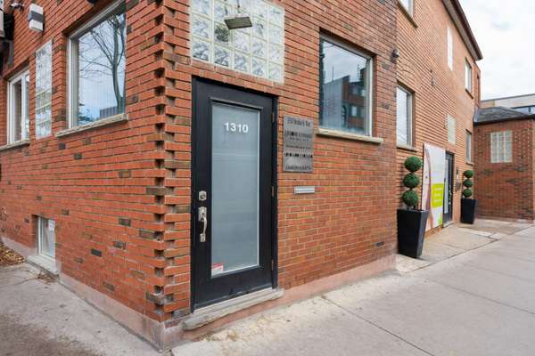 Toronto C01, ON M6J 1Y1,1304 Dundas ST W