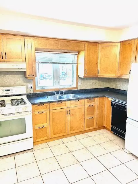 London, ON N5X 1B7,33 Cumberland CRES