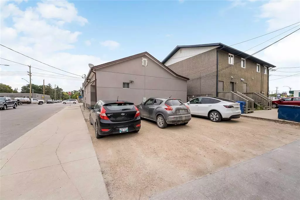 Winnipeg, MB R2M 3E1,466 St Anne's RD