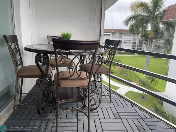 Deerfield Beach, FL 33441,400 SE 10th St  #318