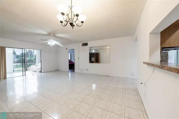 Lauderdale Lakes, FL 33319,4211 NW 41st St  #201