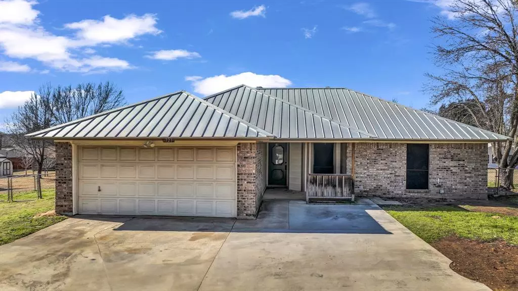 721 Red Bud Drive, Azle, TX 76020