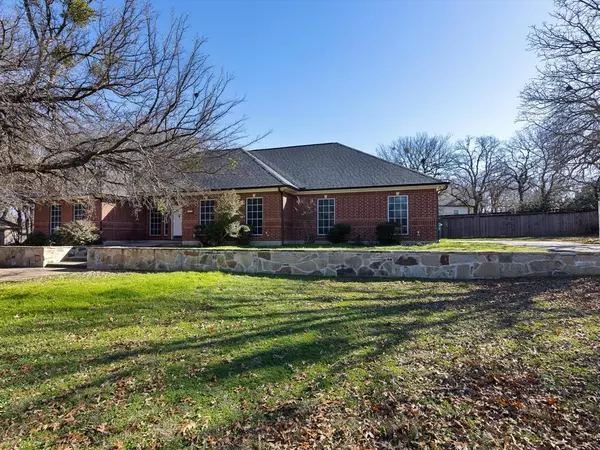 415 Hastings Drive, Runaway Bay, TX 76426