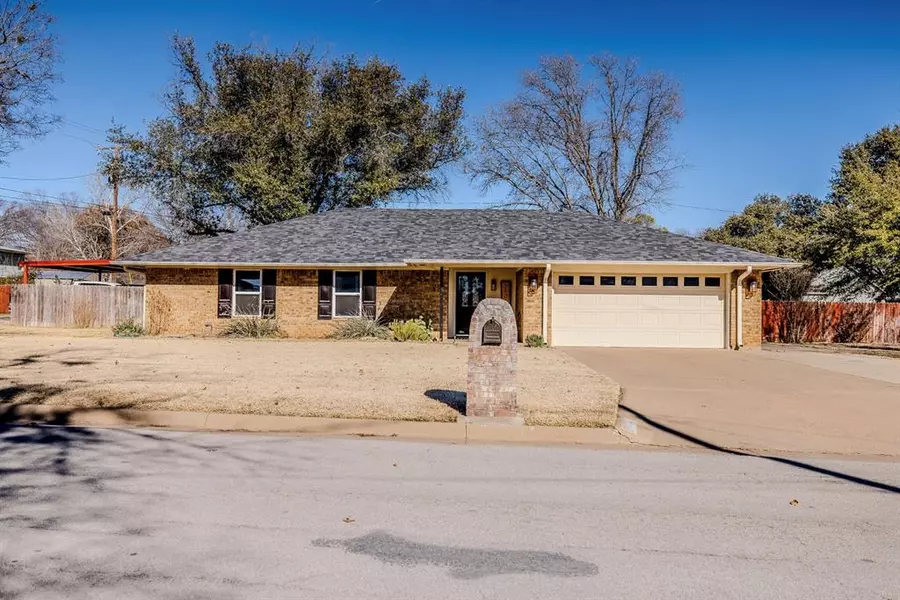 1401 Roanoake, Graham, TX 76450