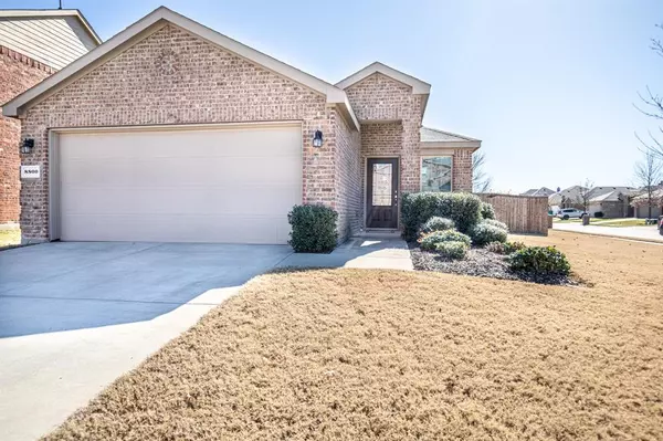 8800 Deadwood Lane, Aubrey, TX 76227