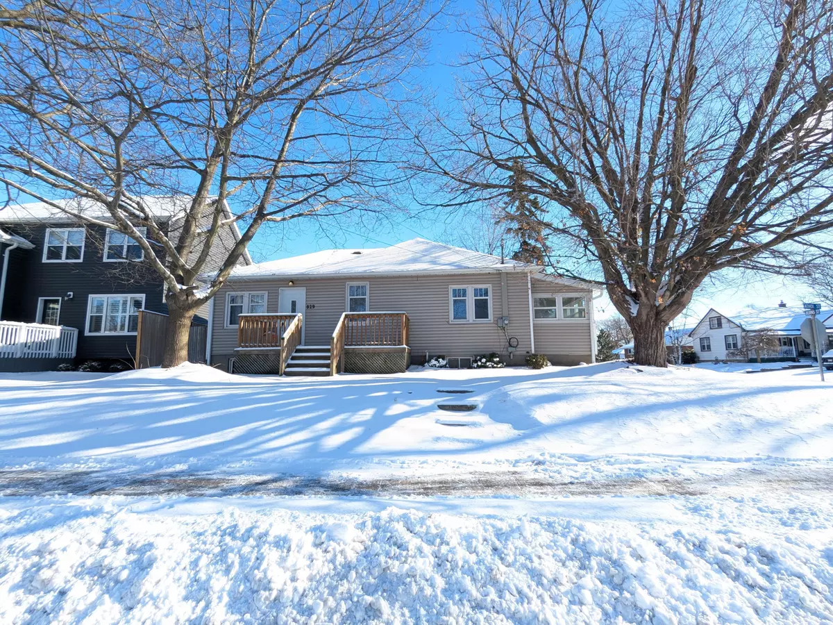 Whitby, ON L1N 4A1,829 Athol ST