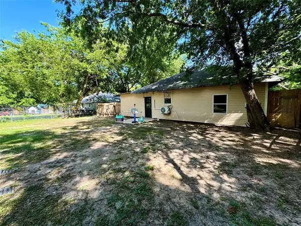 Kemp, TX 75143,809 E 11th Street