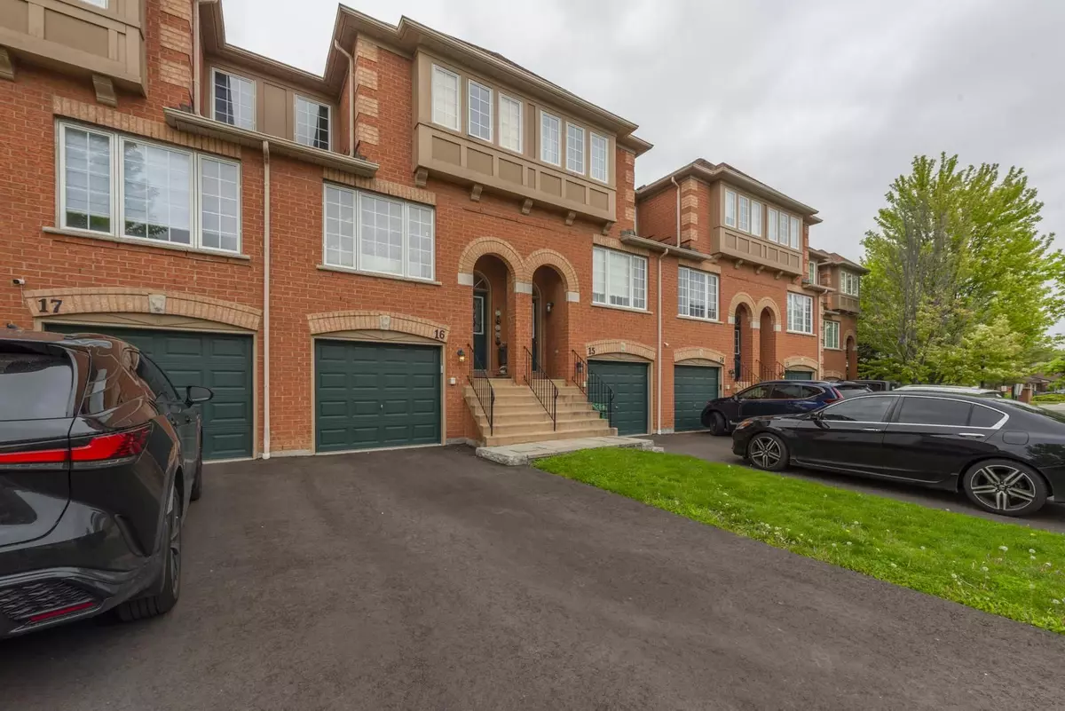 Mississauga, ON L5C 4S7,3020 Cedarglen Gate S #16