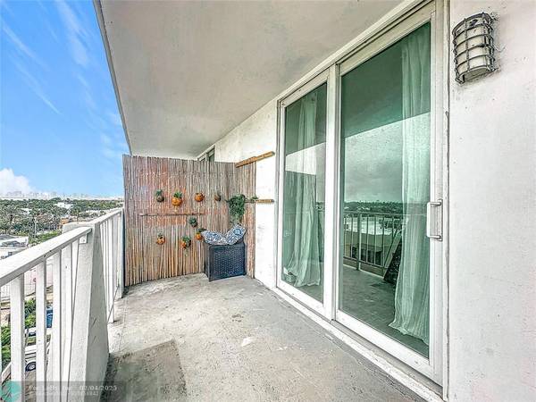 Miami Beach, FL 33141,7133 Bay Dr  #705