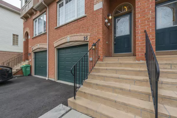 Mississauga, ON L5C 4S7,3020 Cedarglen Gate S #16