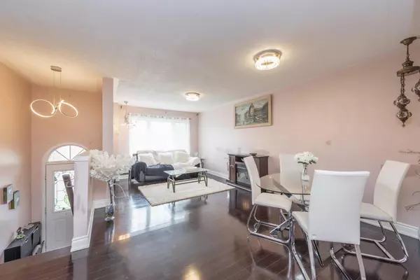 Mississauga, ON L5C 4S7,3020 Cedarglen Gate S #16