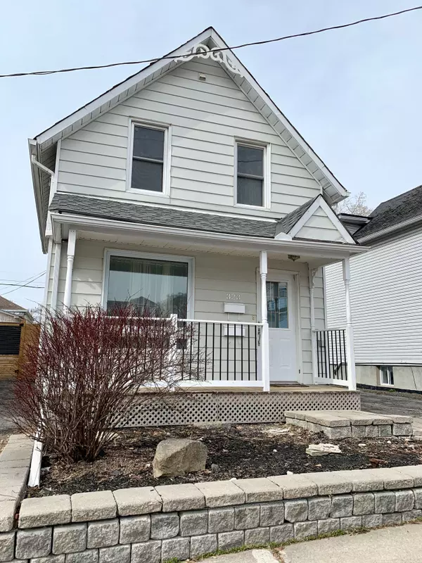 323 MONTFORT ST, Vanier And Kingsview Park, ON K1L 5N5