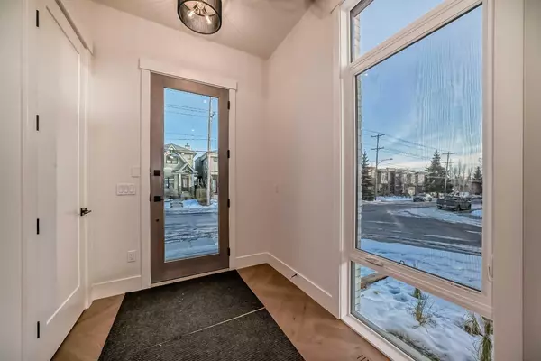 Calgary, AB T2T 4Y3,4129 19 ST SW