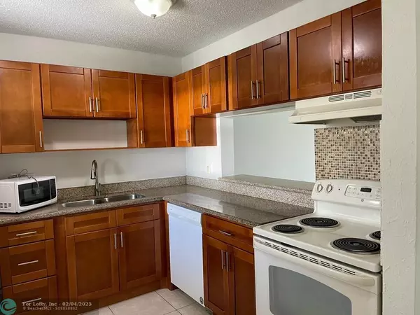 Coral Springs, FL 33065,2960 Riverside Dr  #316