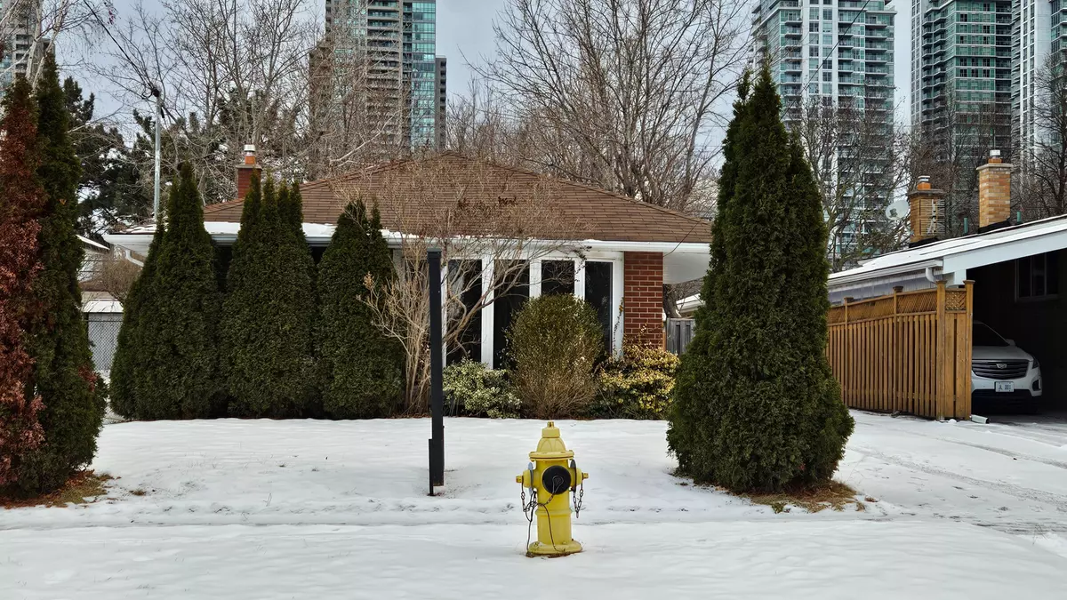 Toronto E09, ON M1P 4J6,12 Aspendale DR #Main