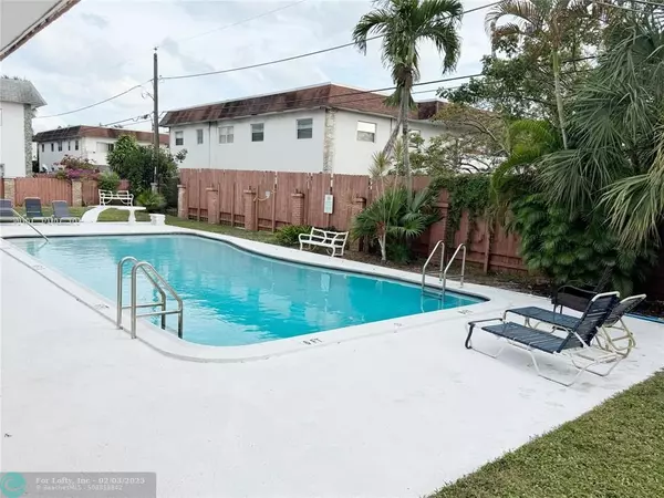 Pompano Beach, FL 33060,230 SW 1st St  #G-8