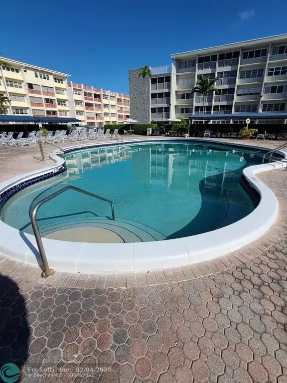 Hallandale Beach, FL 33009,410 SE 2nd St  #121