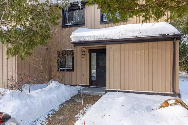 Collingwood, ON L9Y 5B4,147 Escarpment CRES #7