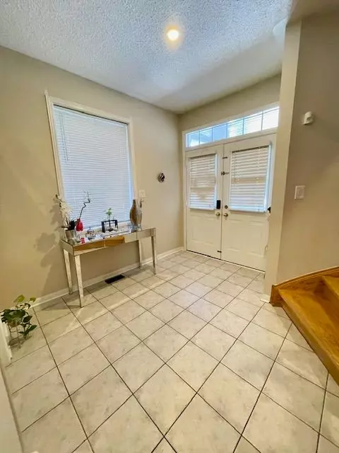 Mississauga, ON L5M 7Y9,3977 Mayla DR