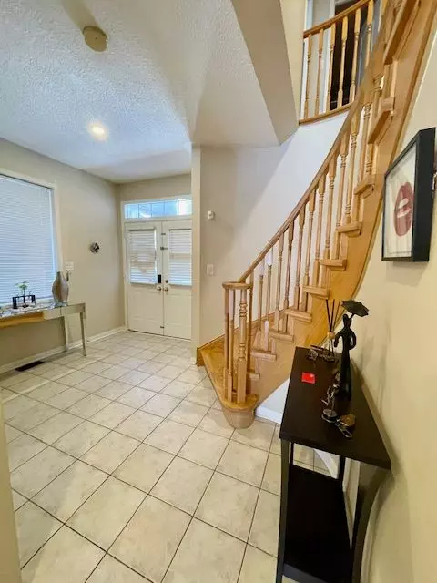 Mississauga, ON L5M 7Y9,3977 Mayla DR